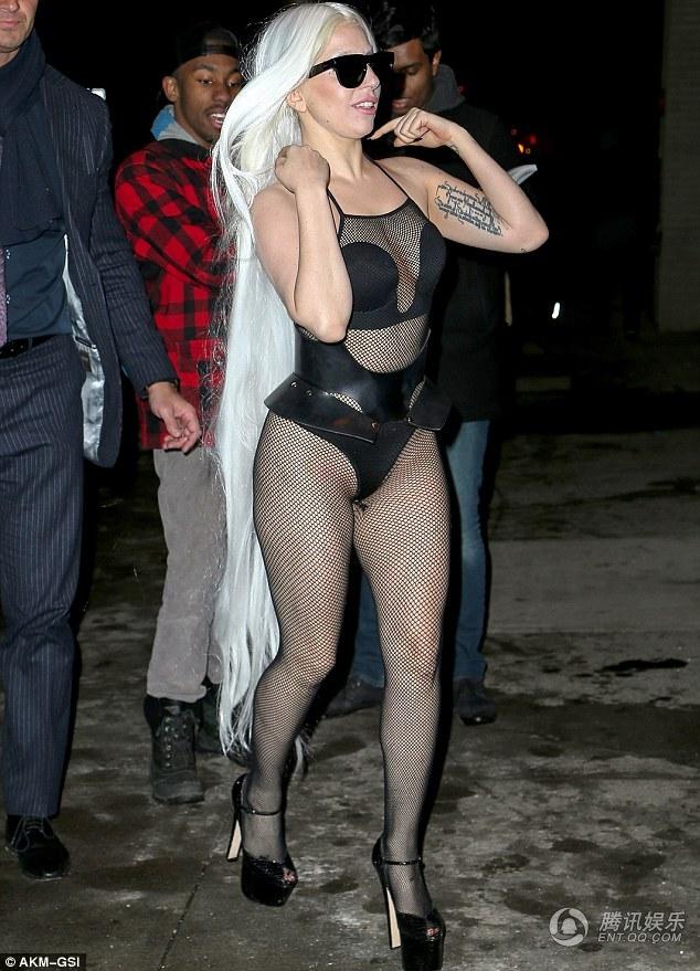 点击大图看下一张：Gaga黑色网格比基尼大胆秀身材 顶白色长发为粉丝签名