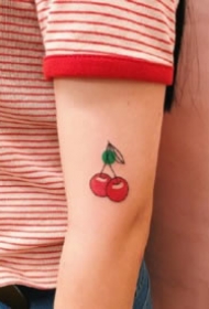 水果小纹身  可爱的一组极简小水果的纹身图片
