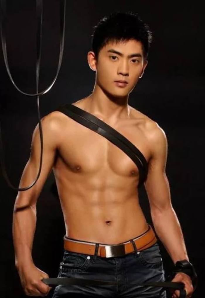 点击大图看下一张：中国肌肉男帅哥写真图片