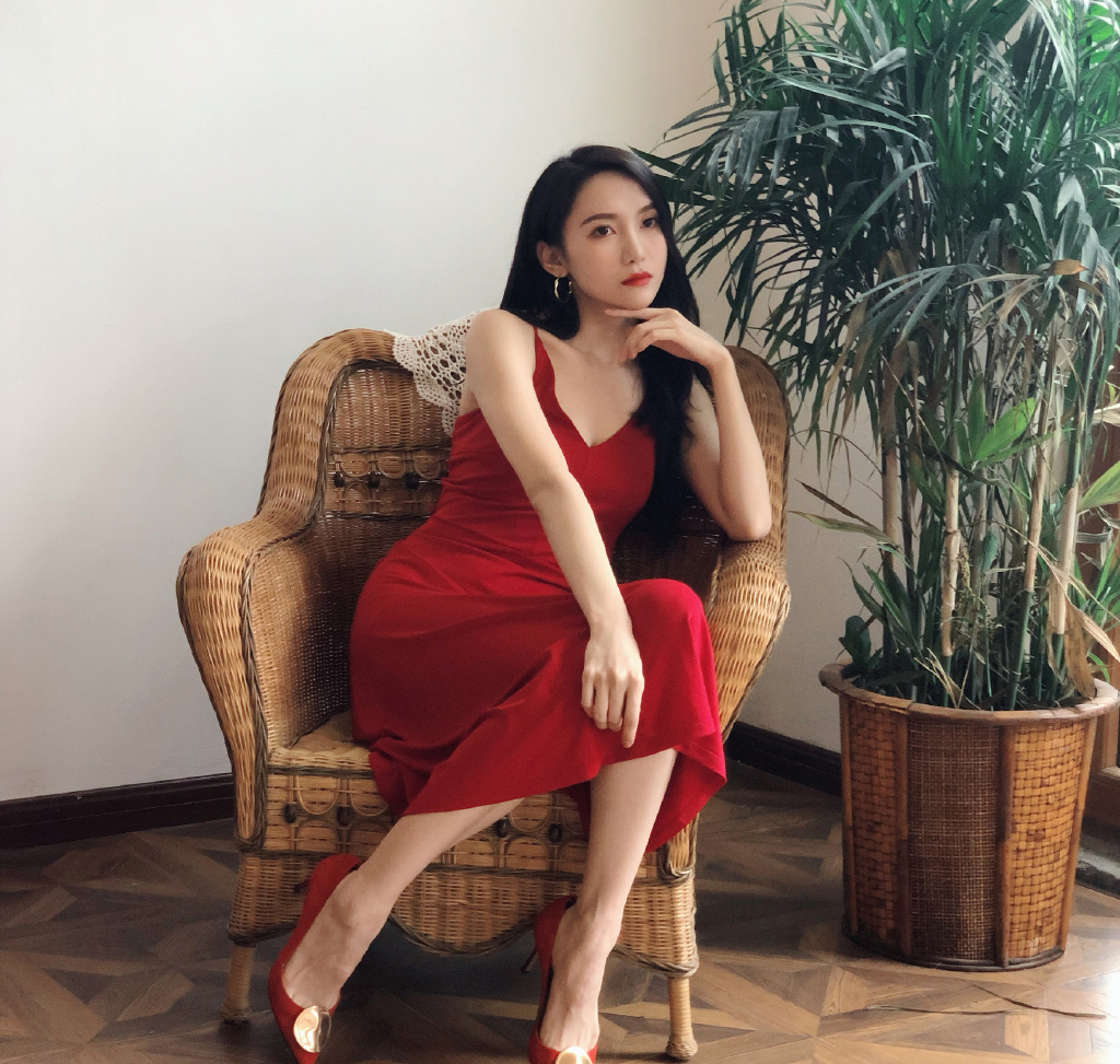 点击大图看下一张：SNH48陆婷吊带红裙性感图片