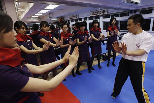 点击大图看下一张：香港空姐练习咏春拳防身