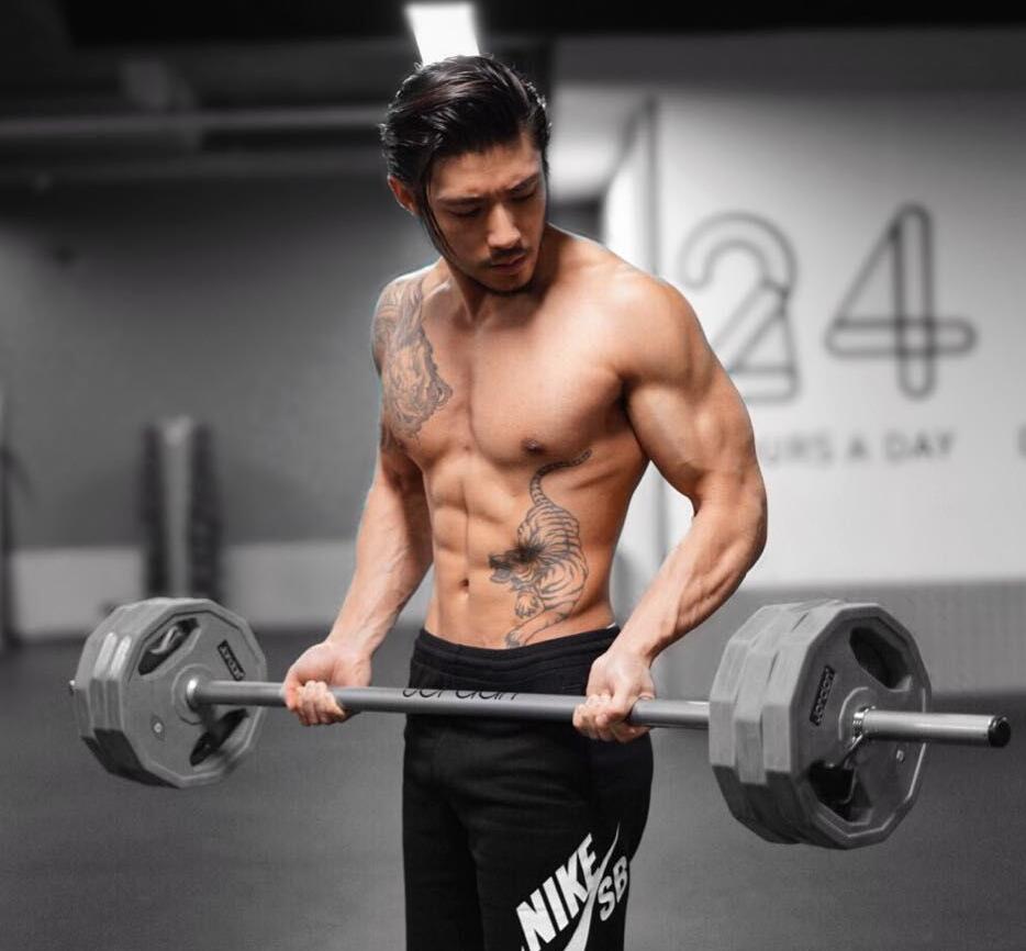 点击大图看下一张：华裔肌肉帅哥迷人写真图片