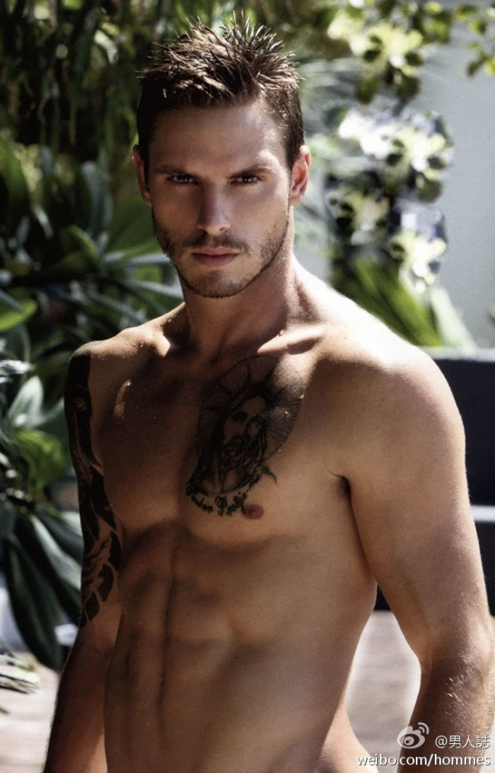 点击大图看下一张:欧美帅哥胸口耶稣纹身图片