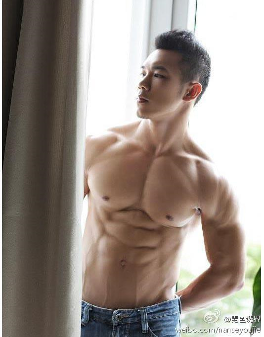 点击大图看下一张：中国肌肉帅哥私房照图片
