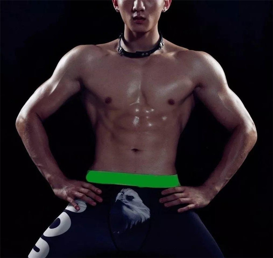 点击大图看下一张：中国男模肌肉帅哥的大胸肌写真图片