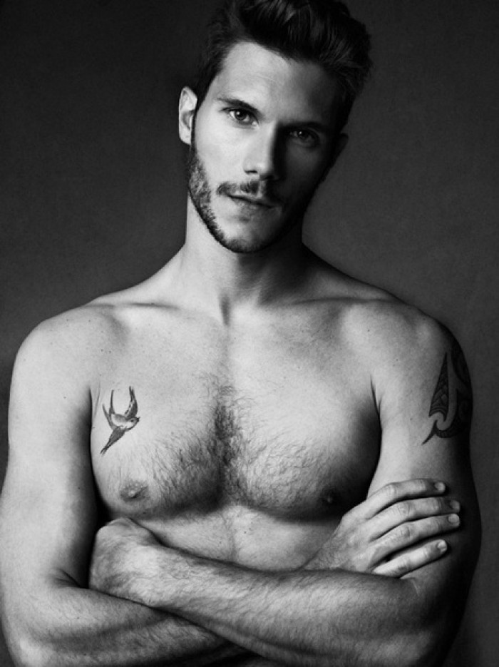 点击大图看下一张：欧美男模肌肉帅哥Diego Rovo黑白写真照片