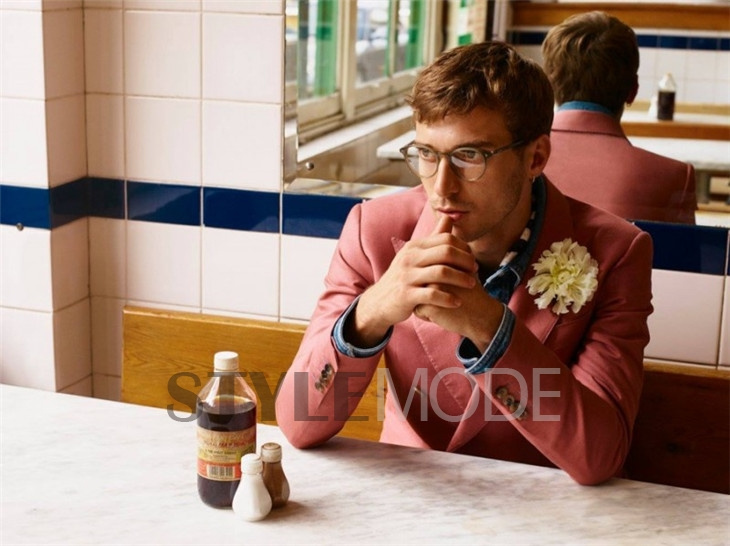 点击大图看下一张：法国顶级男模眼镜帅哥迷人生活照图片