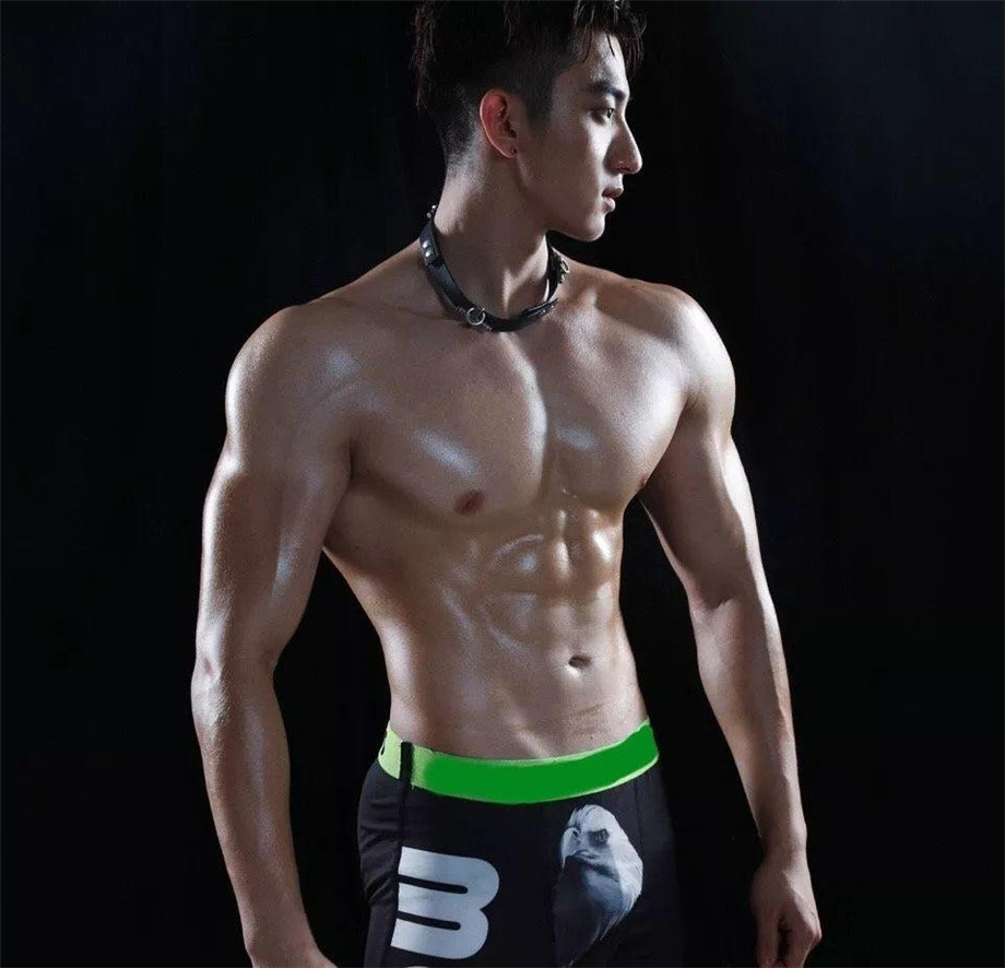 点击大图看下一张：中国男模肌肉帅哥的大胸肌写真图片