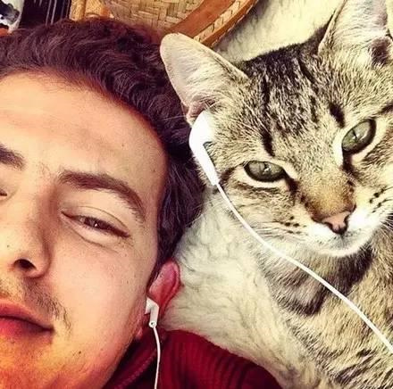 点击大图看下一张：欧美帅哥与猫写真图片