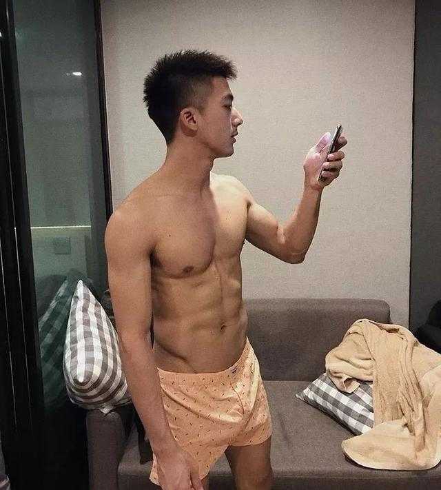 点击大图看下一张：高颜值泰国有肌肉帅哥生活照图片