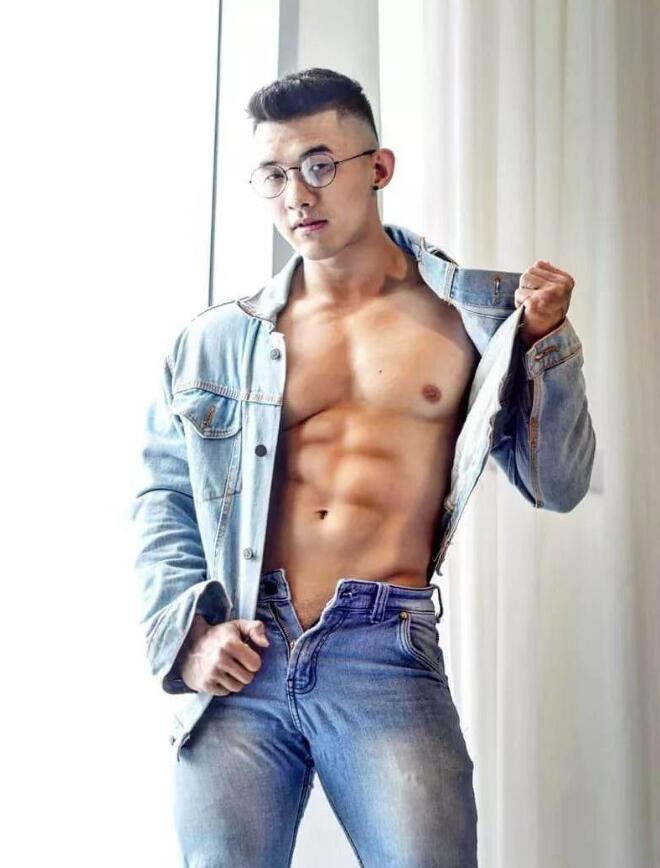 点击大图看下一张：一身牛仔装的性感亚洲肌肉眼镜帅哥照片