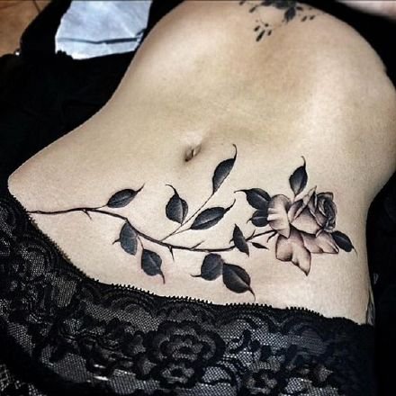 点击大图看下一张：9张女性肚脐眼下的漂亮腹部纹身图案