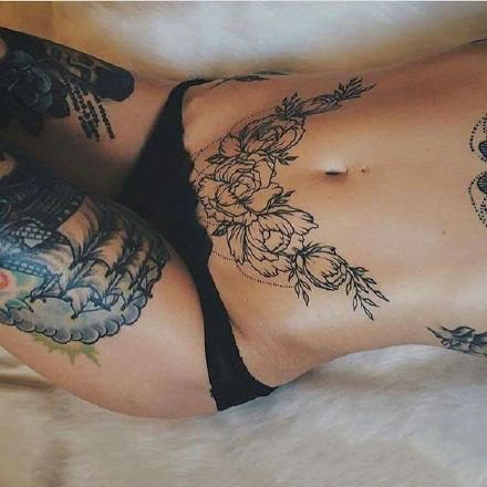 点击大图看下一张：9张女性肚脐眼下的漂亮腹部纹身图案
