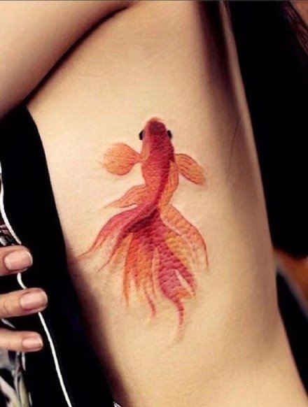 点击大图看下一张：金鱼纹身 漂亮的9张唯美彩色小金鱼纹身图案