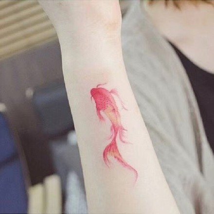点击大图看下一张：金鱼纹身 漂亮的9张唯美彩色小金鱼纹身图案