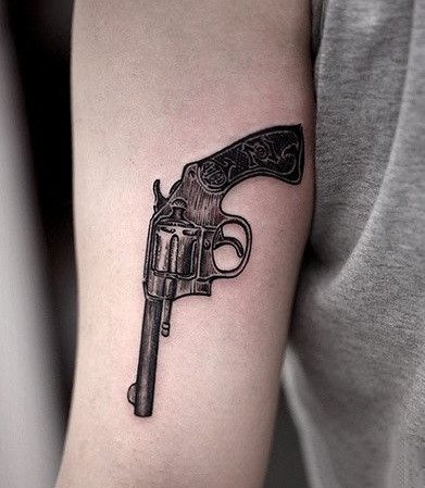 点击大图看下一张：小手枪纹身 小黑色的9张手枪纹身图案欣赏