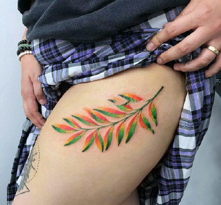 点击大图看下一张：叶子纹身 9张漂亮植物叶子彩色纹身图案