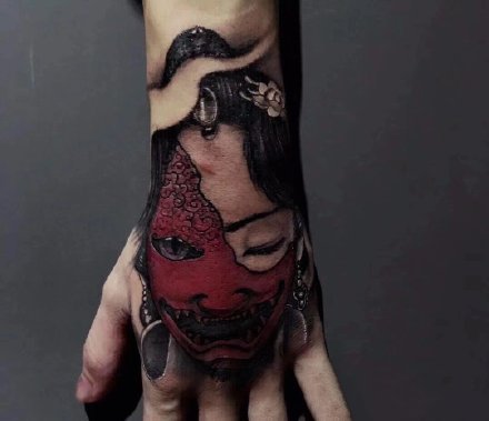 点击大图看下一张：手背刺青 9张暗黑风格的手背纹身图案