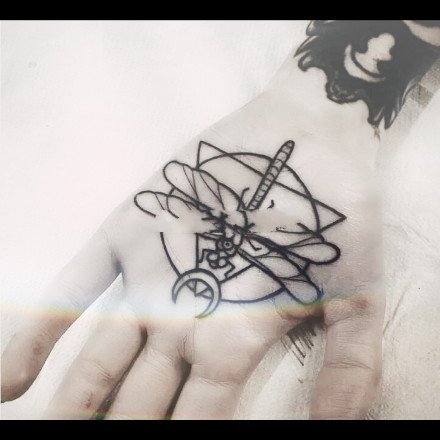 点击大图看下一张：手掌刺青 9张手板心里的创意手掌纹身图案