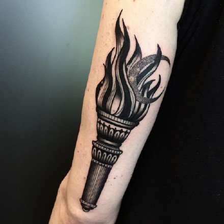 点击大图看下一张：火炬纹身 9张漂亮的包手臂火炬纹身图案