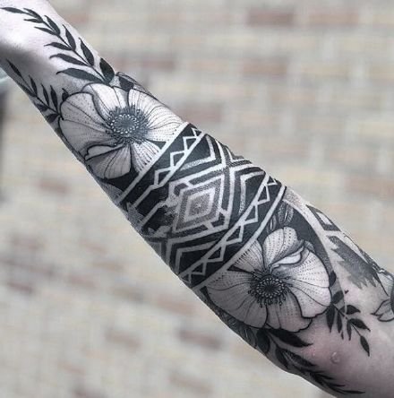 点击大图看下一张：好看的一组黑灰色包小臂梵花纹身图案