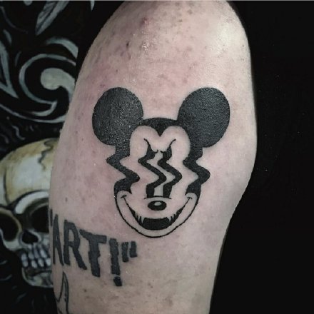 点击大图看下一张：米老鼠纹身 9张米奇妙妙屋的米奇纹身图案