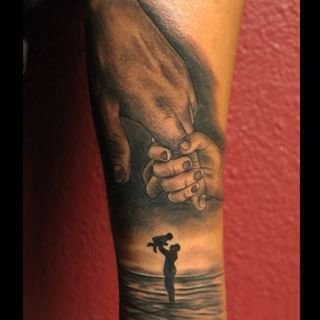 点击大图看下一张：牵手纹身 象征父爱母爱的大手牵小手纹身作品