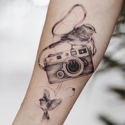 点击大图看下一张：很好看的9组照相机纹身图案分享