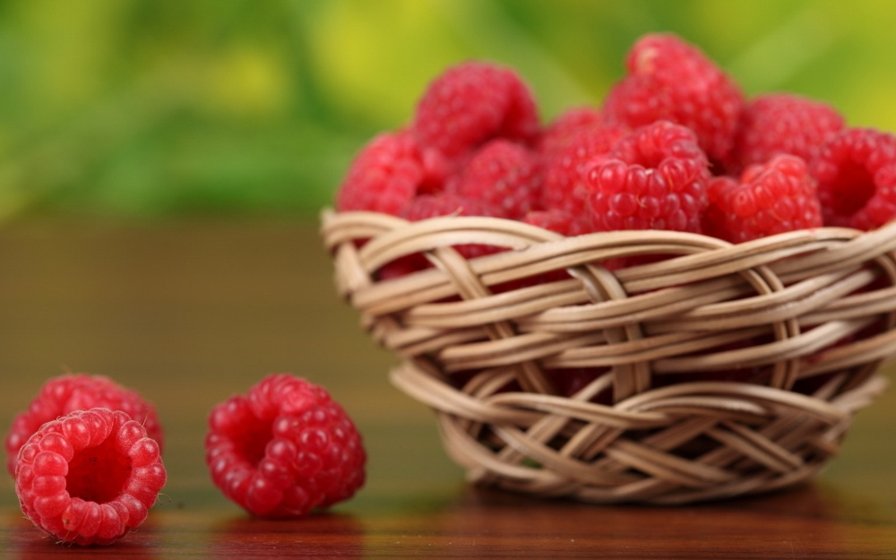 点击大图看下一张：好吃甜润口的红树莓水果图片