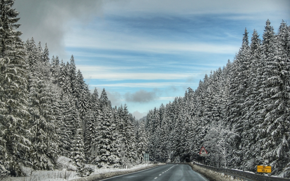 点击大图看下一张：唯美冬日雪景图片高清壁纸
