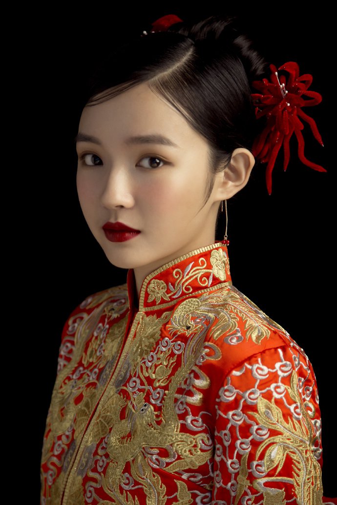 点击大图看下一张：中式新娘发型 青丝挽发侧垂高髻插金钿