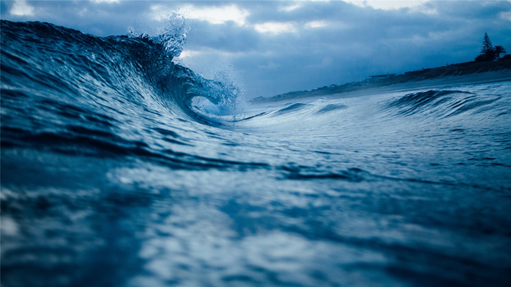 点击大图看下一张：狂风巨浪的海洋高清桌面壁纸