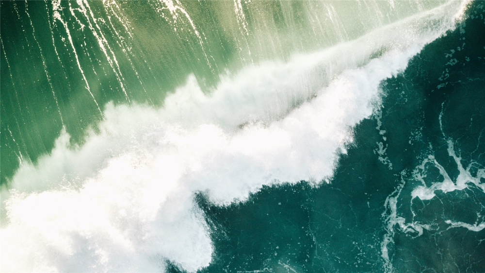 点击大图看下一张：狂风巨浪的海洋高清桌面壁纸
