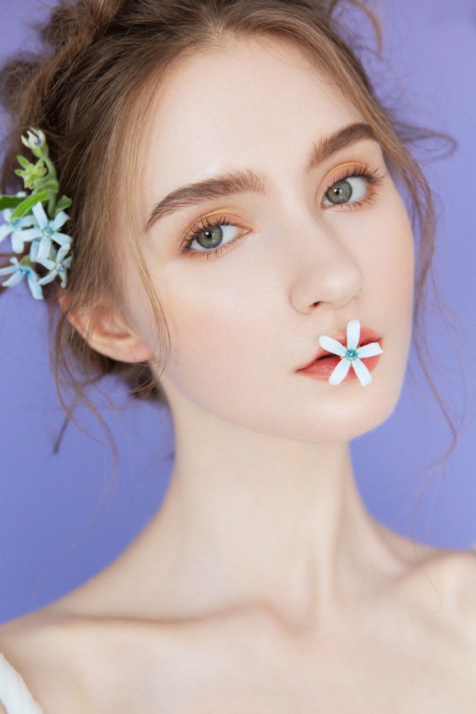 点击大图看下一张:穿堂风掀起的发丝,流火一般娇艳的花