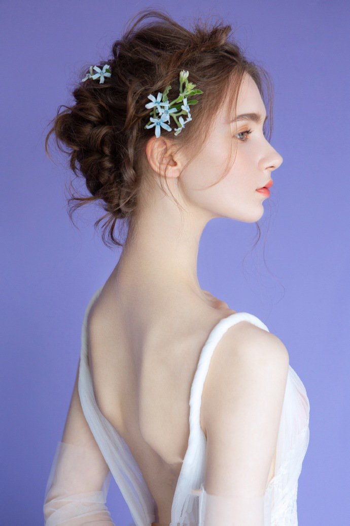 点击大图看下一张：穿堂风掀起的发丝，流火一般娇艳的花