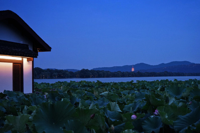 点击大图看下一张：夜晚宁静的美丽乡村图片欣赏
