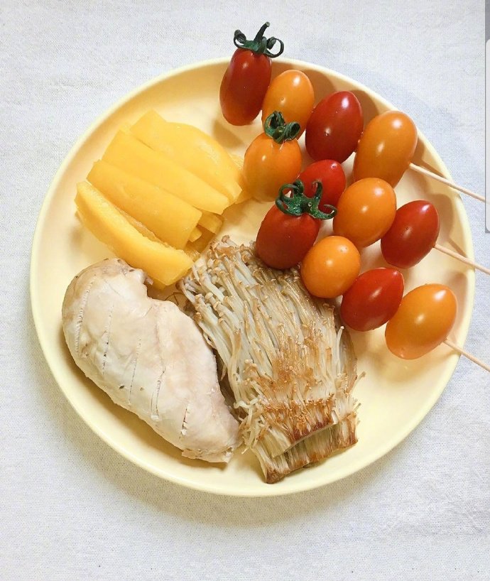 点击大图看下一张：一组水果与蔬菜搭配的低脂营养早餐