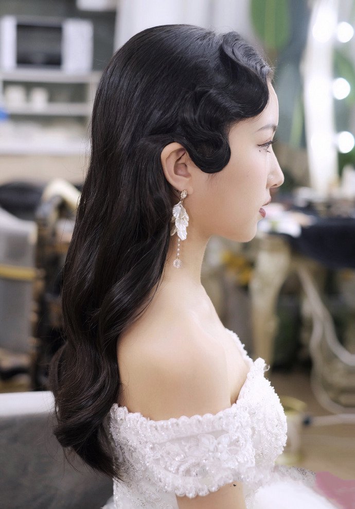点击大图看下一张：飘逸的发丝充满了青春活力的新娘发型