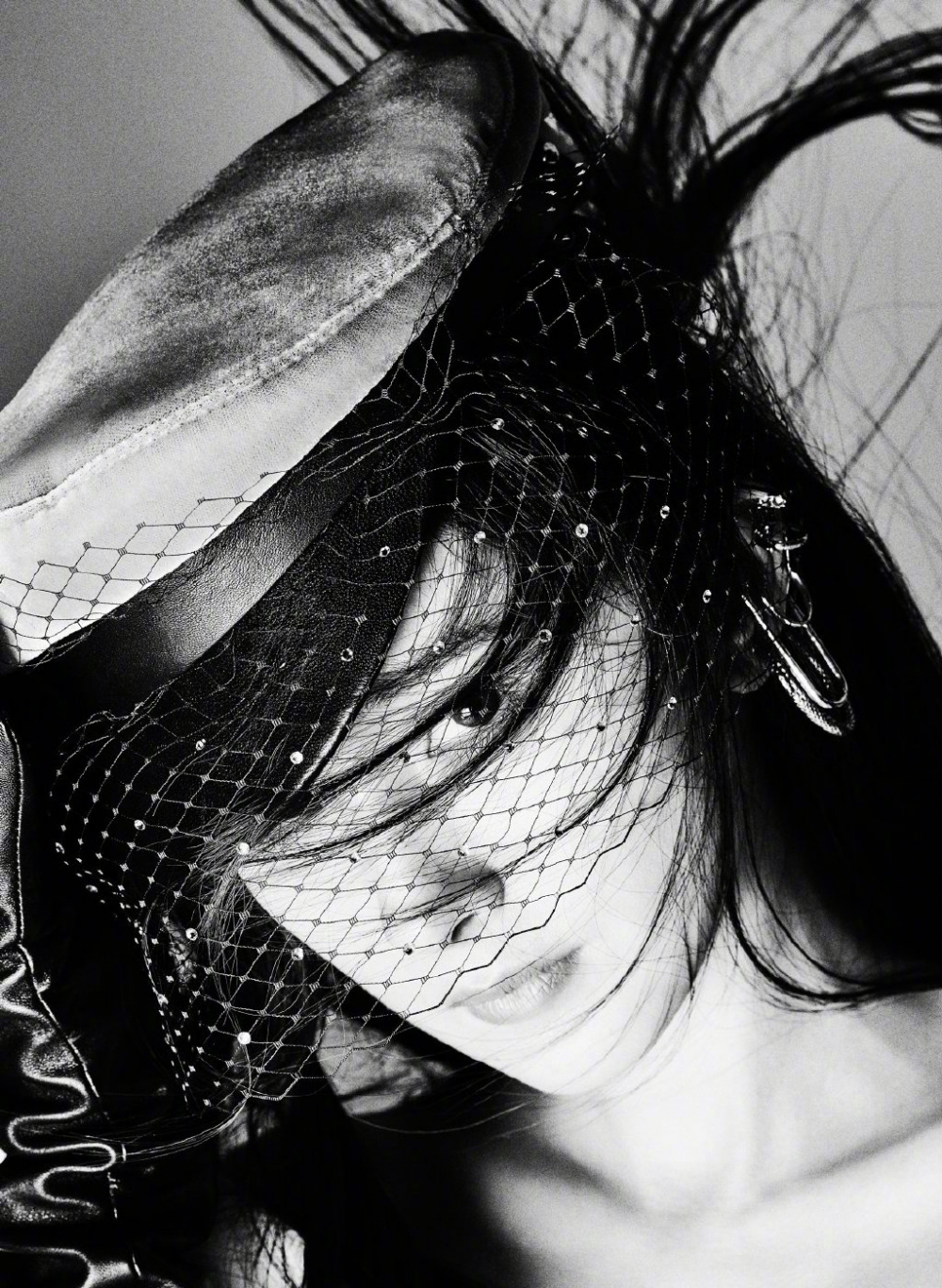 点击大图看下一张：杨幂黑白乱发性感写真图片欣赏