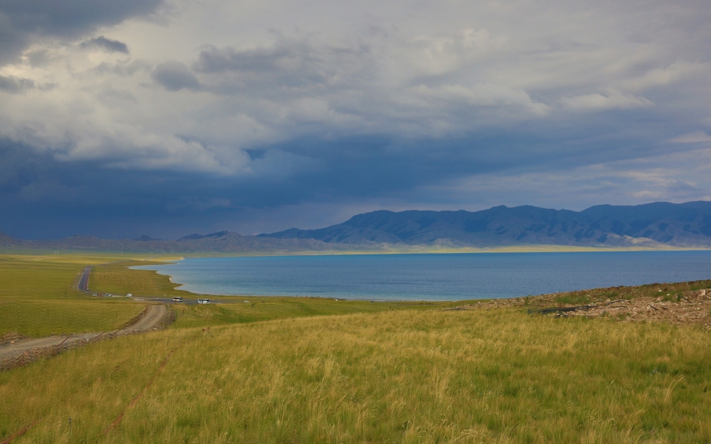 点击大图看下一张：新疆塞里木湖风景图片壁纸