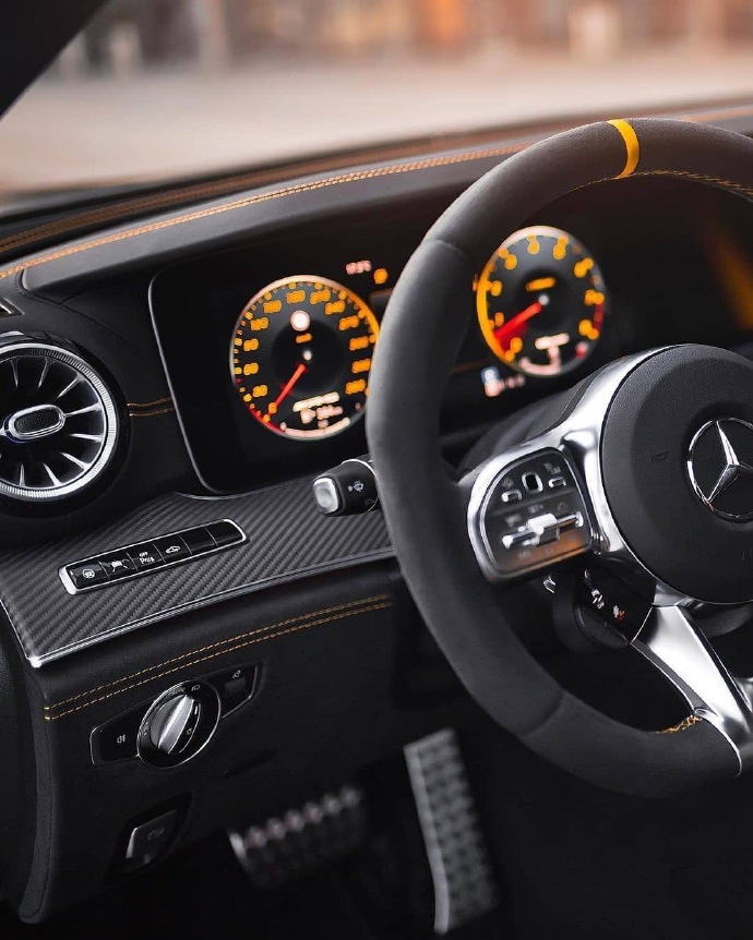 点击大图看下一张：一组黑色帅气的Mercedes-AMG GT63s图片
