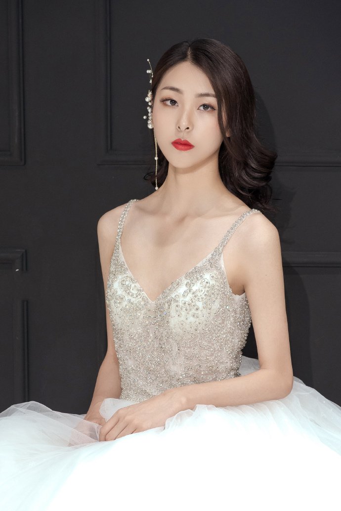 点击大图看下一张：韩式优雅新娘盘发看起来气质又温婉
