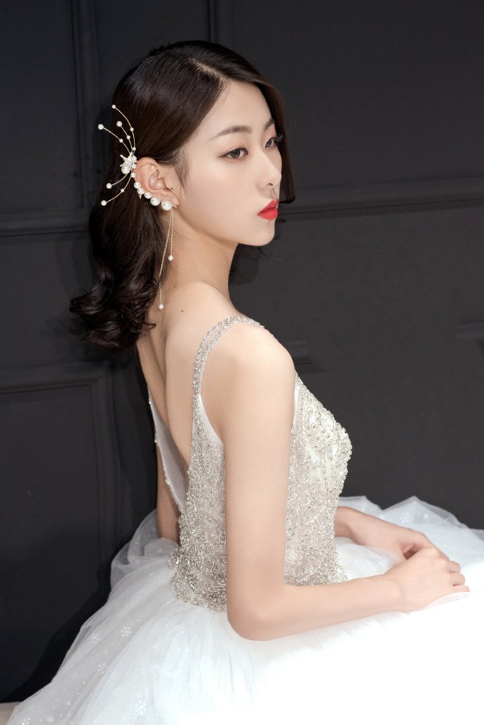 点击大图看下一张：韩式优雅新娘盘发看起来气质又温婉