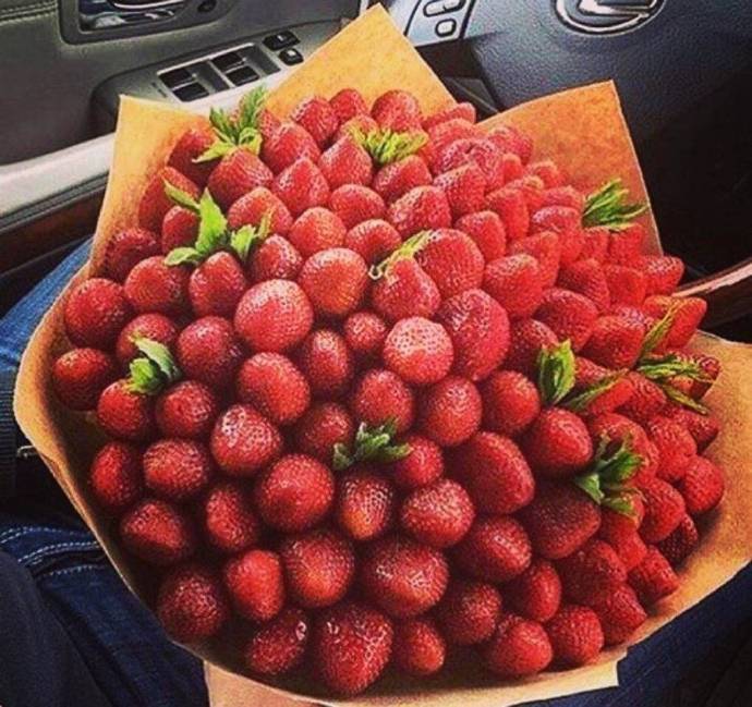 点击大图看下一张：一组好看又好吃的草莓花束图片