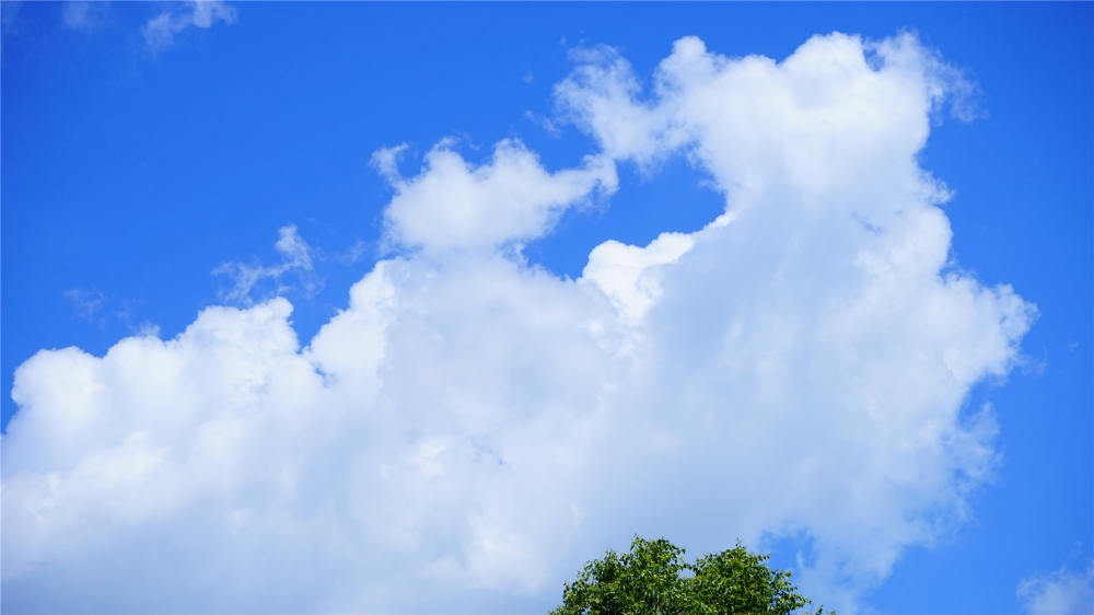 点击大图看下一张：一组蓝天白云唯美高清图片欣赏