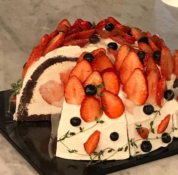 点击大图看下一张：一组甜甜的草莓蛋糕图片欣赏