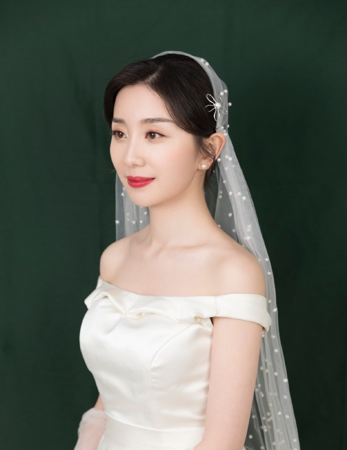 点击大图看下一张：一组简约美丽的韩式新娘发型