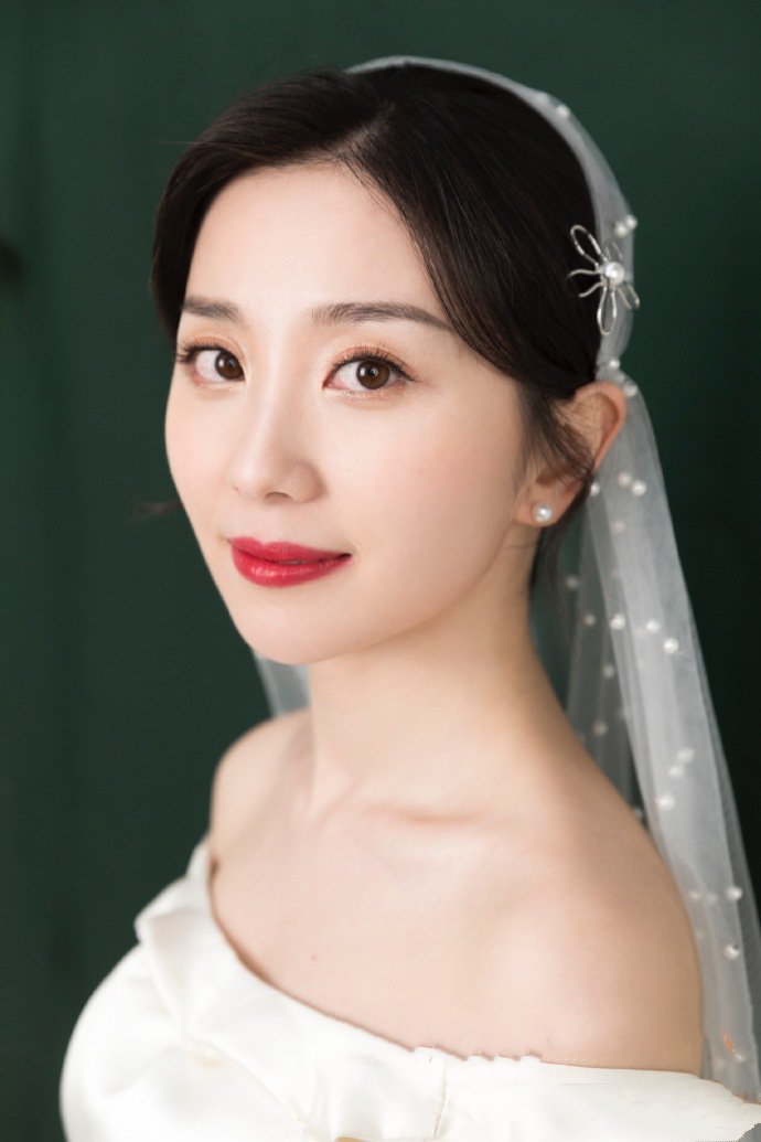 点击大图看下一张：一组简约美丽的韩式新娘发型