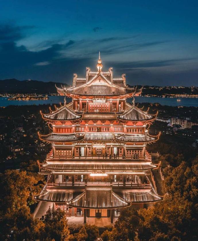 点击大图看下一张：一组杭州美丽的夜晚风景图片欣赏