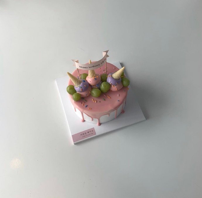 点击大图看下一张：一组简约风景Ins风格生日蛋糕